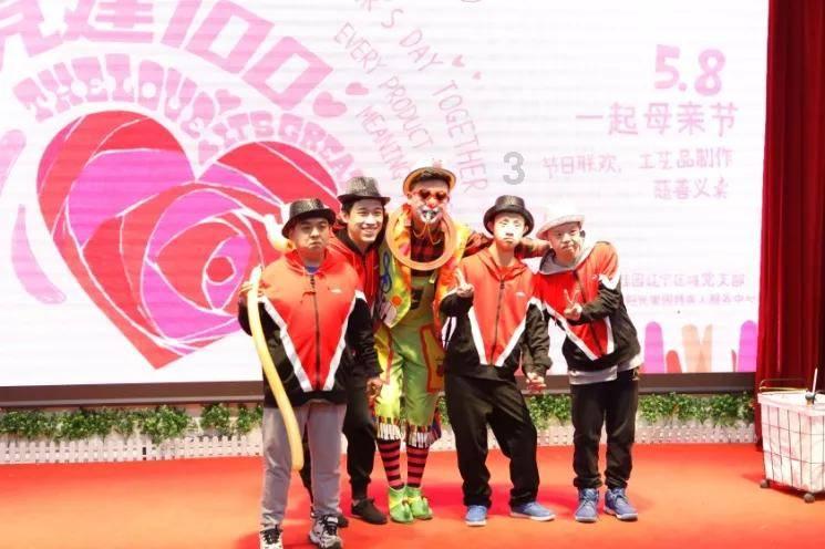 同治年间,俩乞丐街头耍“人面蛇”,真相令人胆寒:此非蛇而是人